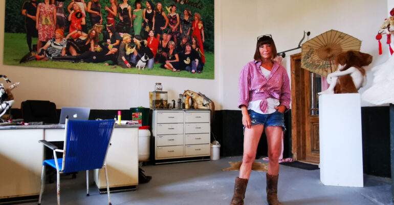 Iris Schieferstein – Guns, Cows and Style